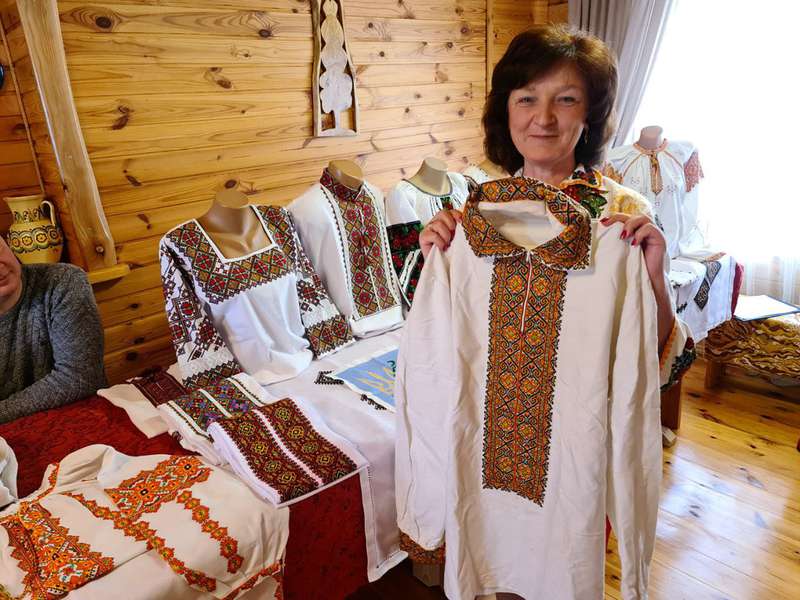 Вишивальниця зі Звірова копіює давні орнаменти з вишиванок, яким кілька століть (фото)