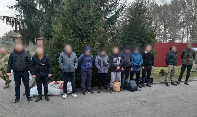 Переправляли до Польщі дев'ятьох ухилянтів: прокурори вимагають суворіше покарати волинян