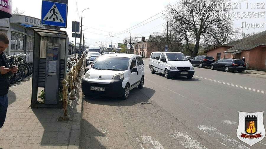 У Луцьку «ганяли» водіїв за паркування біля пішохідних переходів (фото)