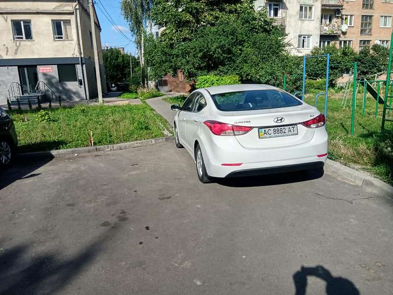 У Луцьку припарковане авто перегородило пішохідну доріжку (фото)