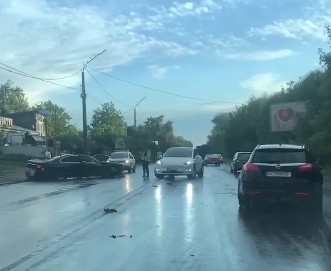 Авто – вщент: у Луцьку на Набережній дві ДТП підряд (відео)