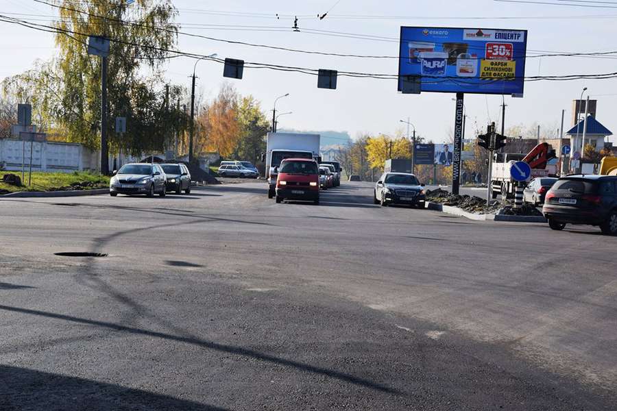 На перехресті Дубнівської та Карпенка-Карого збільшили кількість автосмуг