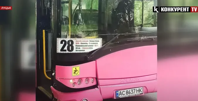 У Луцьку нова «гламурна» маршрутка потрапила у ДТП (відео)