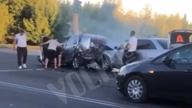 У Луцьку зіткнулися дві автівки – авто зім’яло, постраждали люди (відео)