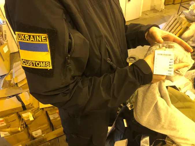 Волинські митники знайшли у «секонді» новенький одяг та сумки (фото)