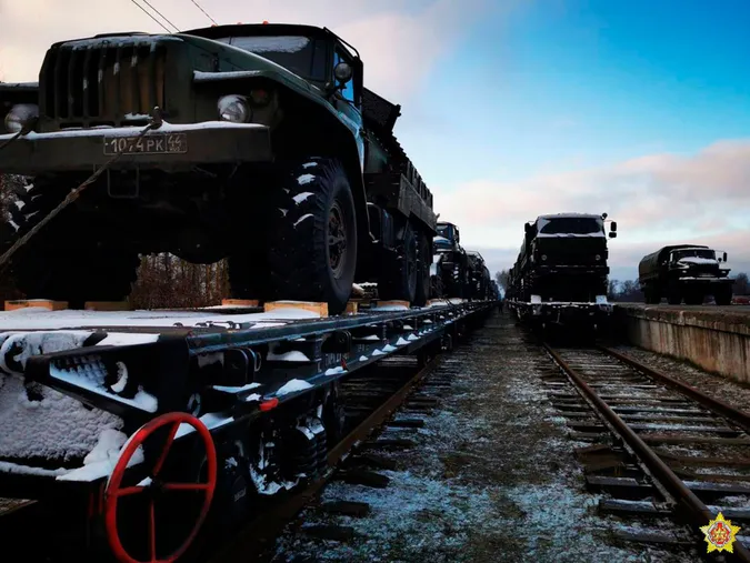 До Білорусі прибув новий ешелон із російською технікою (фото, відео)