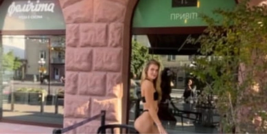 У Луцьку біля ресторану оголені дівчата влаштували зйомку (відео)