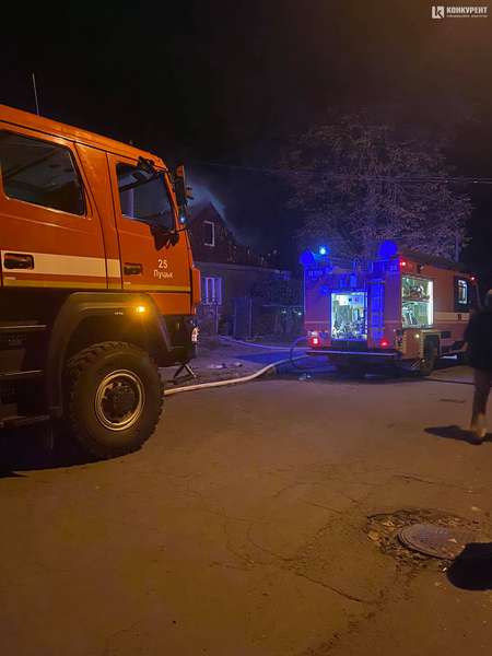 У Луцьку горить дах житлового будинку (фото, відео)