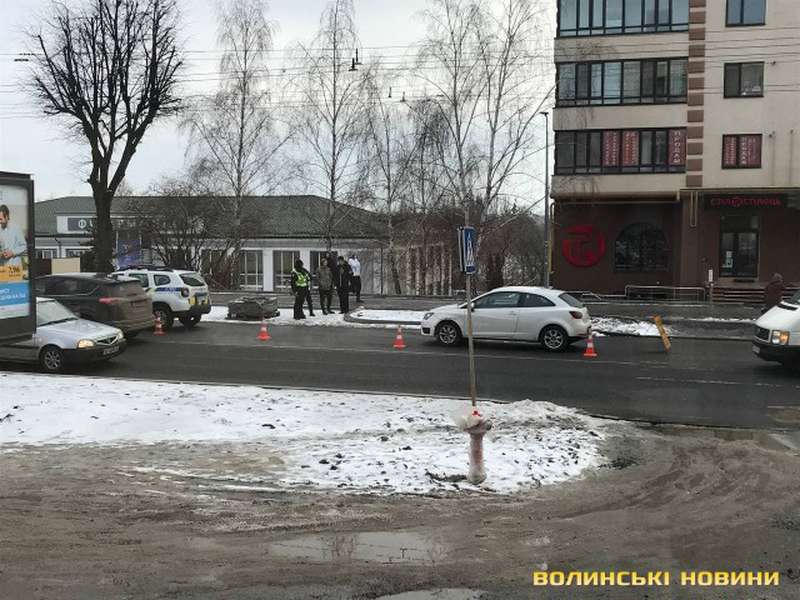 У Луцьку аварія на переході: збили молоду дівчину (фото, відео)