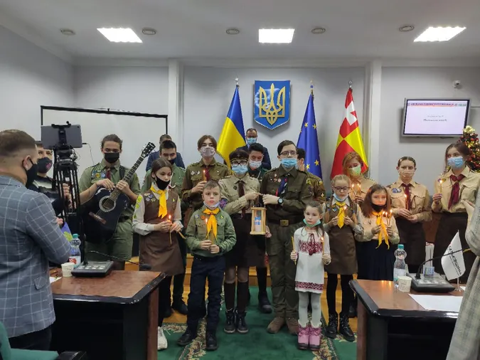 Депутатам Луцькради передали Вифлеємський вогонь миру (фото)