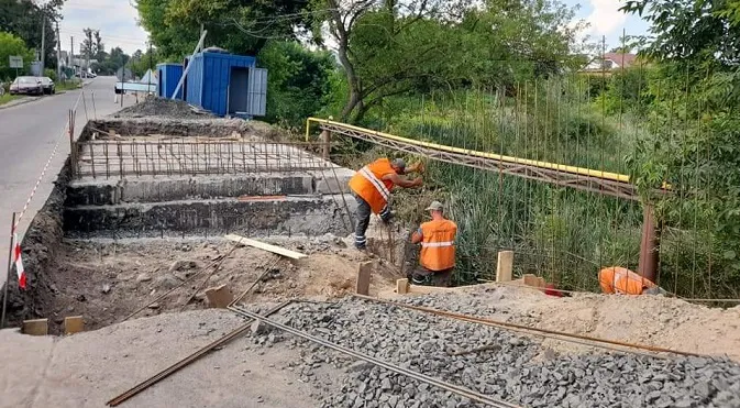 У Луцькому районі ремонтують міст через річку (фото)