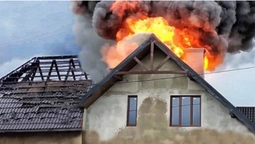 У Нововолинську після блискавки запалав дах будинку (фото, відео)