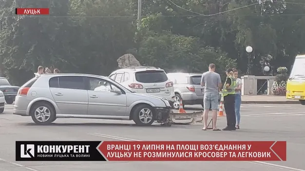 Відвалився бампер: у Луцьку не розминулися дві автівки (фото, відео)