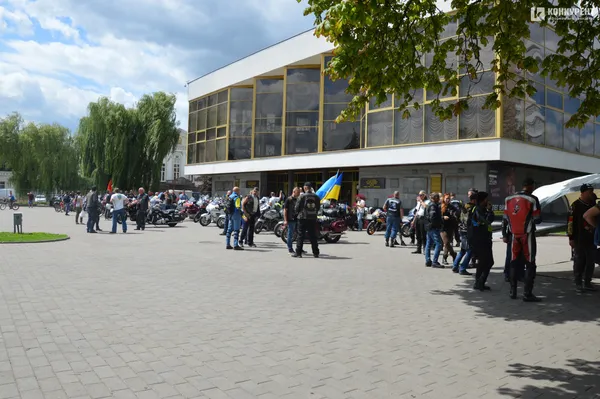 На Театральній площі Луцька зібралися байкери