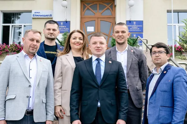 Рейтинг партії Покровського – стабільний (опитування, відео)