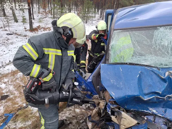 На Волині рятували людину із заблокованого авто (відео)