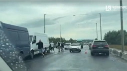На мосту під Луцьком сталась аварія: рух ускладнено (відео)