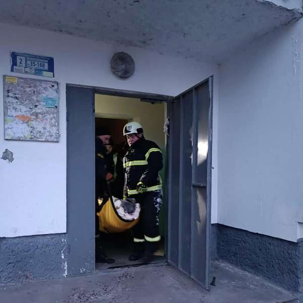 Довго не виходила на зв'язок: луцькі рятувальники визволяли жінку з квартири (фото)