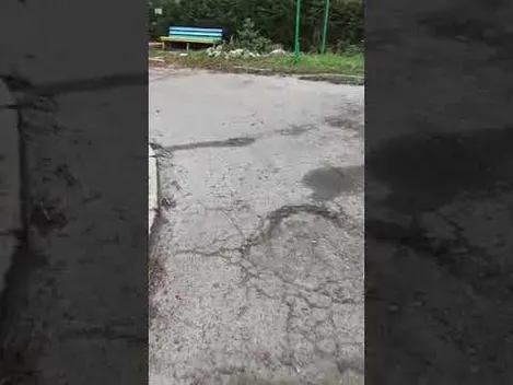 Всіяний ямами: лучани скаржаться на стан двору (відео)
