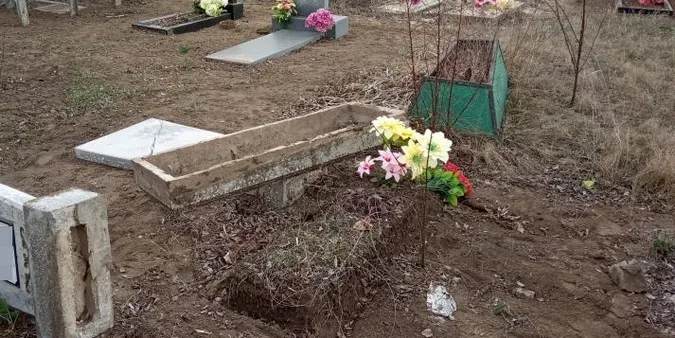 У Луцькому районі п'яний вандал пошкодив надмогильні плити на кладовищі