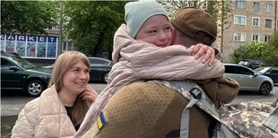 У Луцьку рідні зустріли воїна, який повернувся з Донеччини (фото, відео)