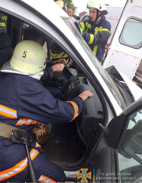 ДТП на Волині: постраждалого водія «вирізали» з авто рятувальники (фото)