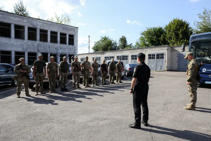 Поліцейські-добровольці з Волині вирушили у зону бойових дій (фото)