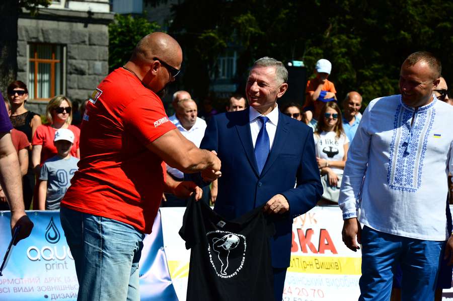 ... а Микола Романюк тепер член федерації стронгмену