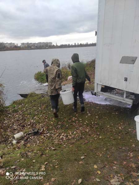 У Ковельське водосховище запустили майже тонну риби (фото)