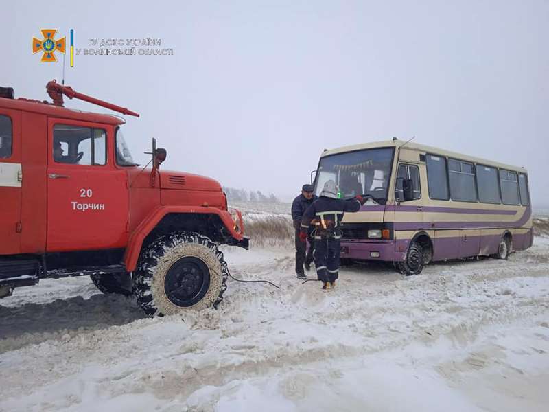 На Волині автобус з пасажирами і «швидка» з пацієнткою застрягли у снігових заметах (фото, відео)