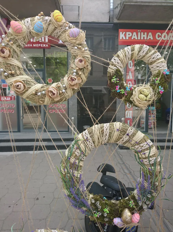 У Луцьку облаштували великодню галерею просто неба (фото)