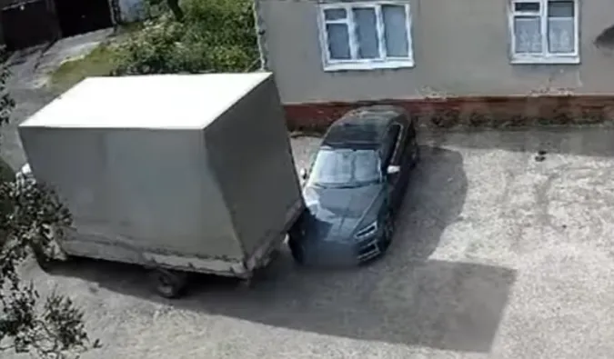 У Луцьку водій вантажівки в'їхав у припарковану «ауді» та втік (відео)