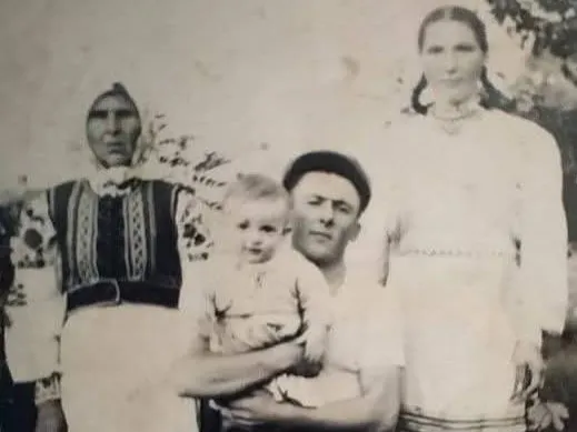 Харизматичне сімейство: волинянка поділилась родинною світлиною з минулого століття