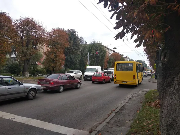 Луцьк стоїть у заторах: ремонтують дорогу (фото, відео)