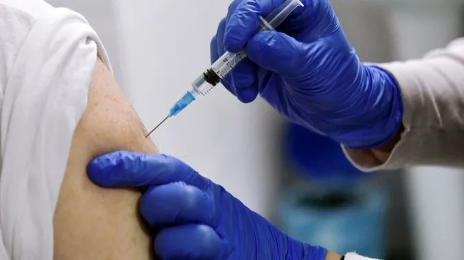Ухвалили рішення щодо введення третьої дози вакцини: ​у МОЗ повідомили подробиці