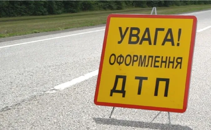 Аварія в Луцьку: мотоцикл не розминувся з легковиком (відео)