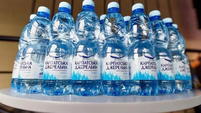 Вода «Карпатська Джерельна» не карпатська: компанії «світить» штраф через обман