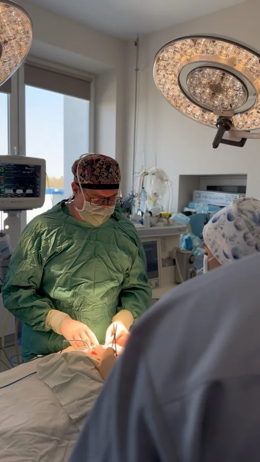 Маленьку Єву з Луцька лікарі рятували від пухлини обох нирок (фото)