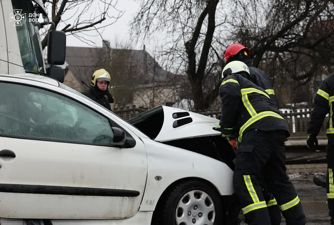 Тіло водія витягали з розтрощеного авто: деталі смертельної аварії під Луцьком (фото)