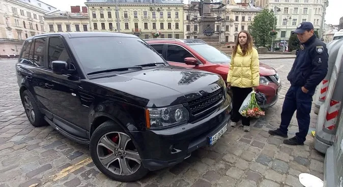 Скандал у Львові: молодики посеред вулиці слухали пісні Лєпса (відео)