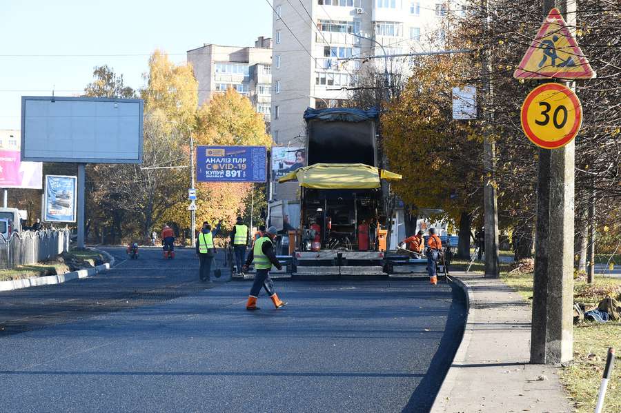 Вкладають верхній шар: у Луцьку асфальтують проспект Соборності (фото)