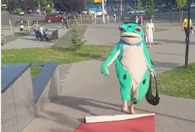 У Луцьку дефілювала жаба на підборах (відео)