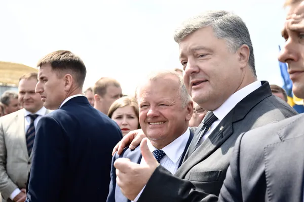 VIP-персони, гвинтокрили та новий завод: репортаж з візиту Порошенка на Волинь (фото)