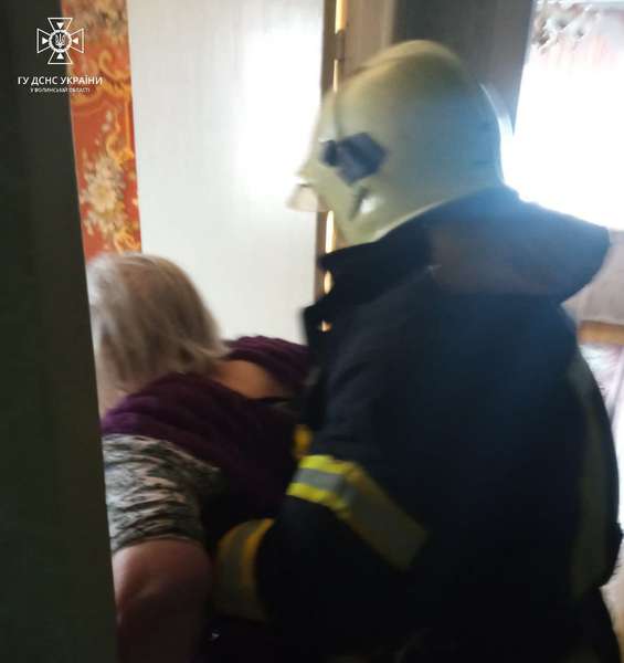 Аварійне відчинення дверей: на Волині врятували двох пенсіонерок (фото)