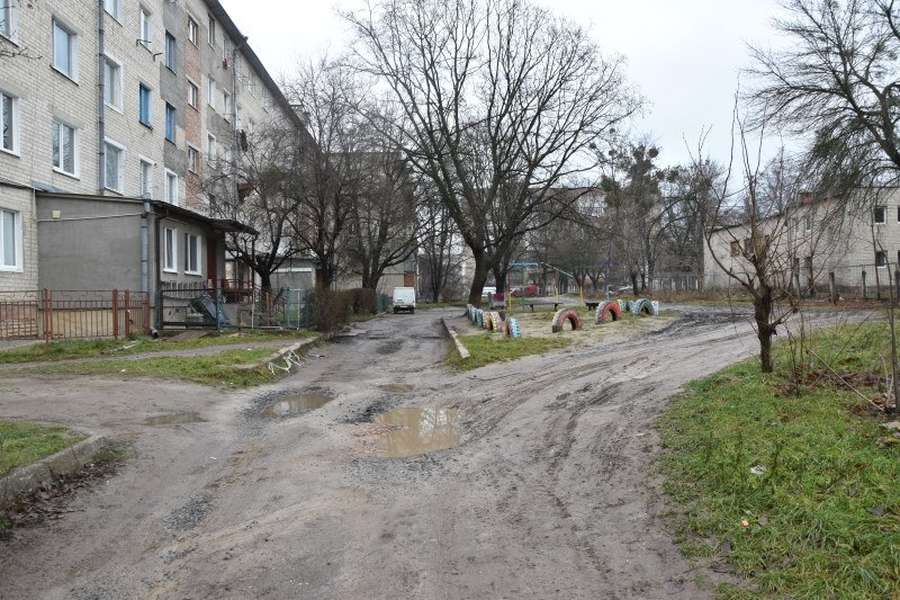 У Луцьку оглянули двори, які потребують ремонту (фото)