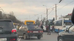 У Луцьку тролейбусна лінія обірвалася на маршрутку з людьми (фото, відео)