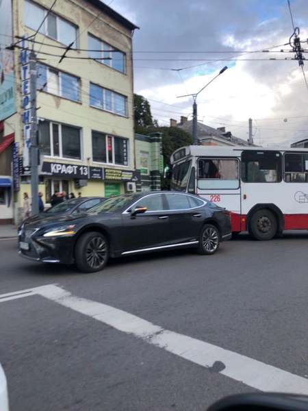 У центрі Луцька тролейбус врізався у Lexus (фото)