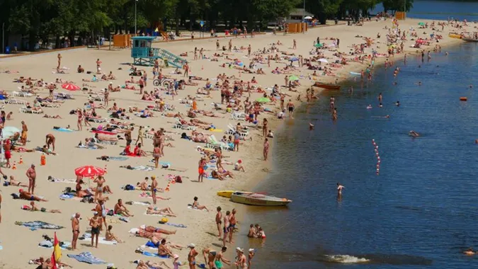 Як не заразитись коронавірусом під час відпочинку на пляжі