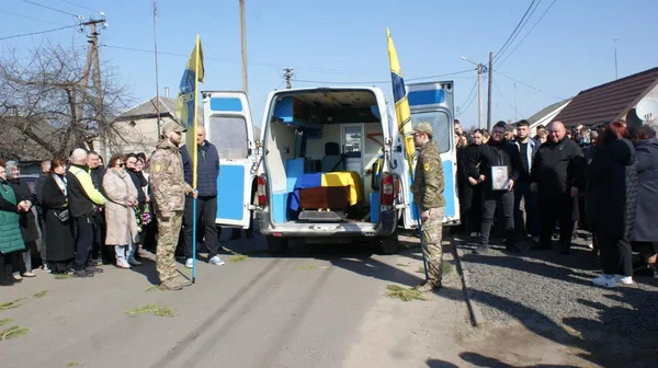Врятована на фронті кішка Монка сиділа на труні: на Волині попрощалися з 23-річним азовцем «Фоксом» (фото)