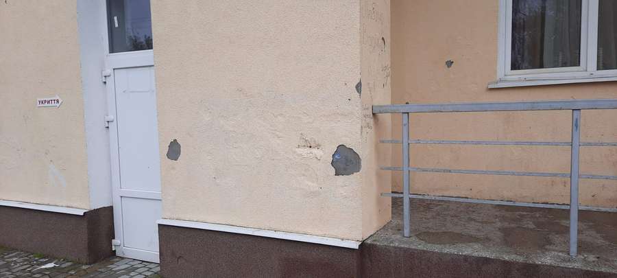 Зламані перила, пошкоджені стіни й двері: у Княгининку невідомі регулярно нищать Будинок культури (фото)